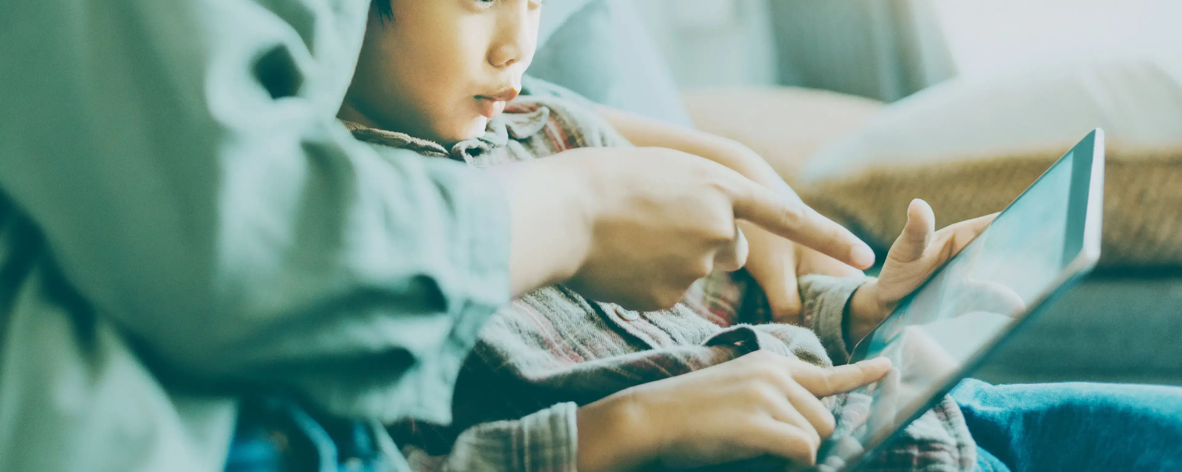 パソコンを見る親子