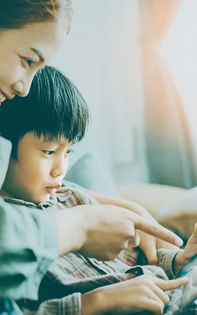 パソコンを見る親子